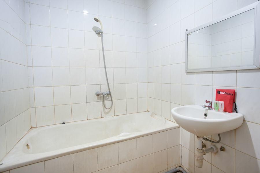 Hotel Reddoorz @ Urip Sumoharjo Surabaya Esterno foto