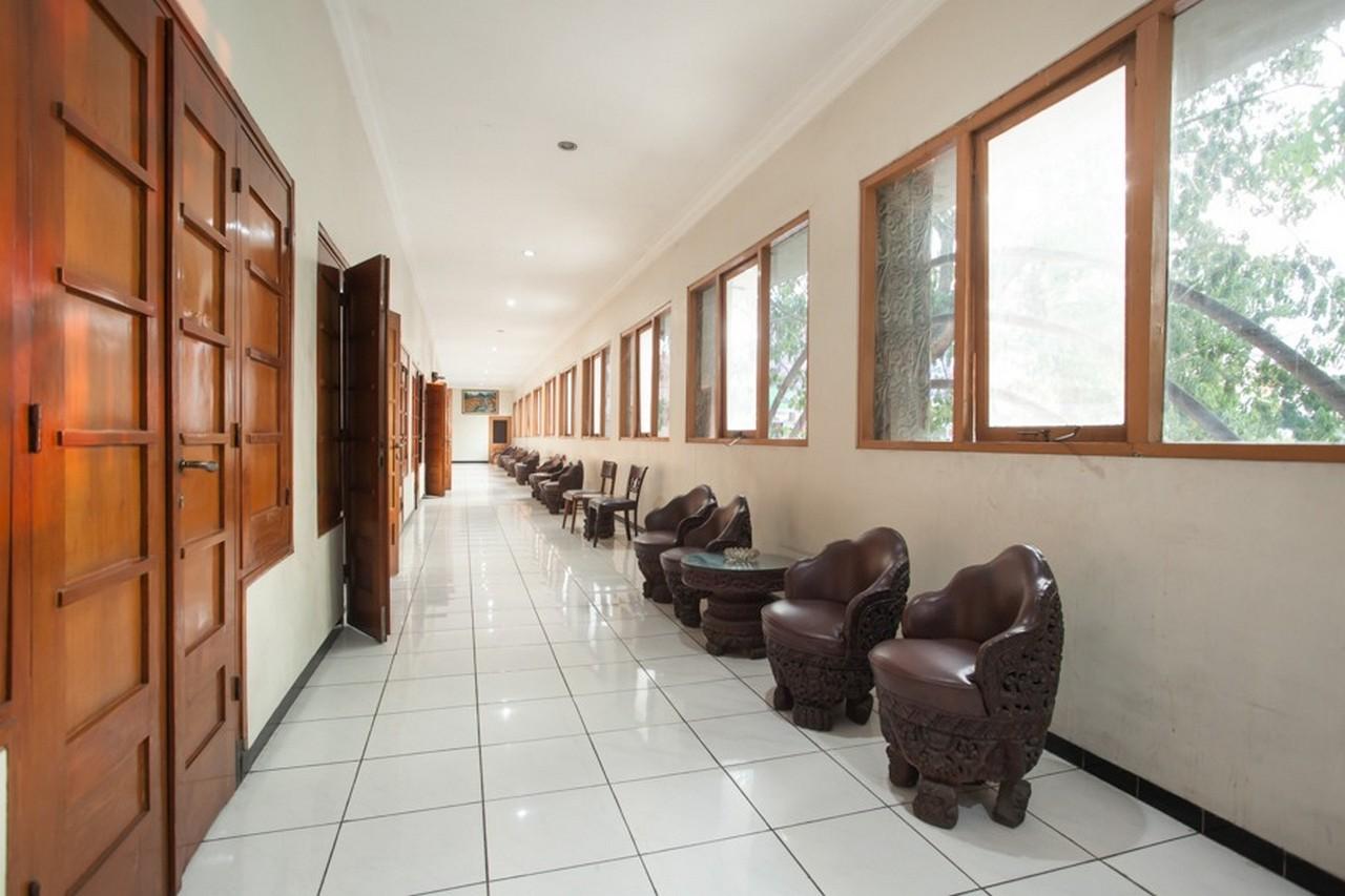 Hotel Reddoorz @ Urip Sumoharjo Surabaya Esterno foto