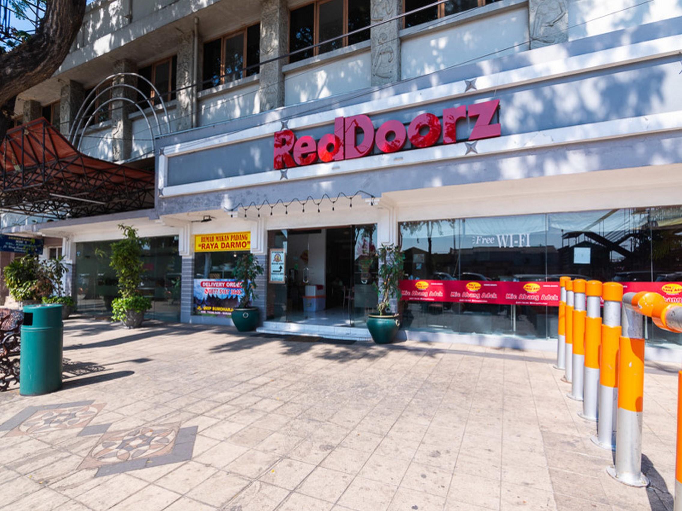 Hotel Reddoorz @ Urip Sumoharjo Surabaya Esterno foto