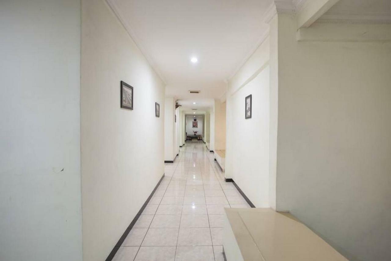 Hotel Reddoorz @ Urip Sumoharjo Surabaya Esterno foto
