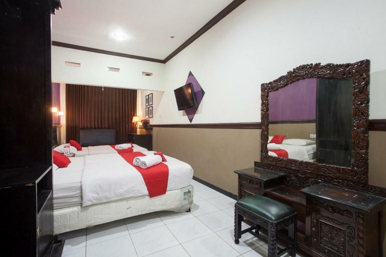 Hotel Reddoorz @ Urip Sumoharjo Surabaya Esterno foto
