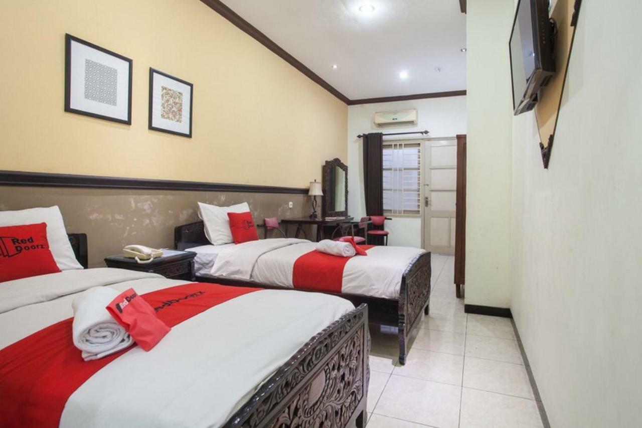 Hotel Reddoorz @ Urip Sumoharjo Surabaya Esterno foto