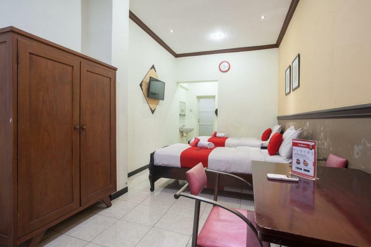 Hotel Reddoorz @ Urip Sumoharjo Surabaya Esterno foto