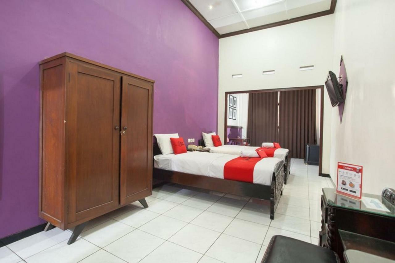 Hotel Reddoorz @ Urip Sumoharjo Surabaya Esterno foto