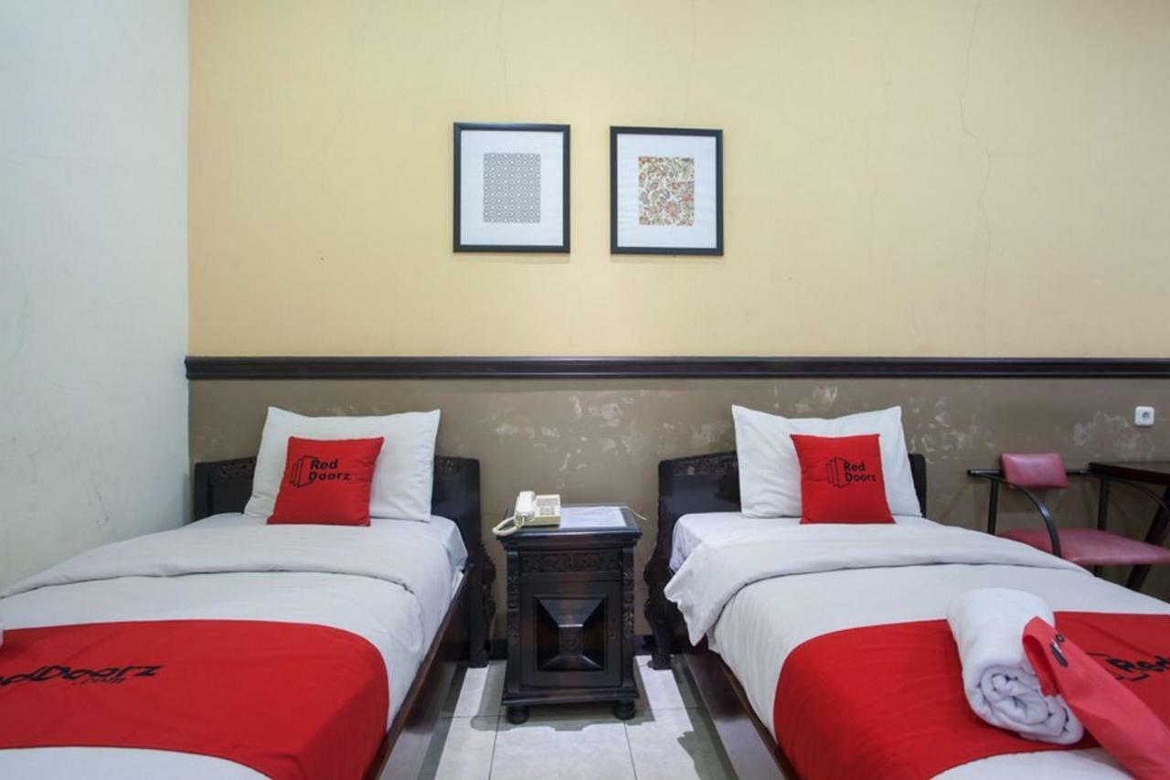 Hotel Reddoorz @ Urip Sumoharjo Surabaya Esterno foto