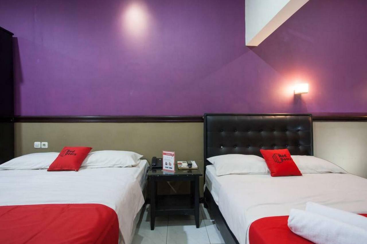 Hotel Reddoorz @ Urip Sumoharjo Surabaya Esterno foto
