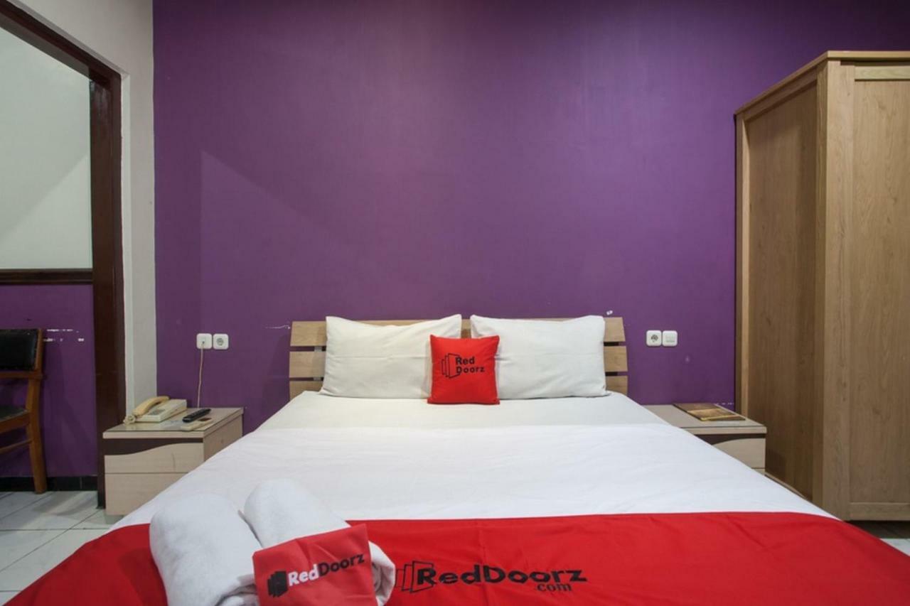 Hotel Reddoorz @ Urip Sumoharjo Surabaya Esterno foto