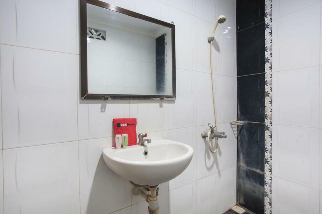 Hotel Reddoorz @ Urip Sumoharjo Surabaya Esterno foto
