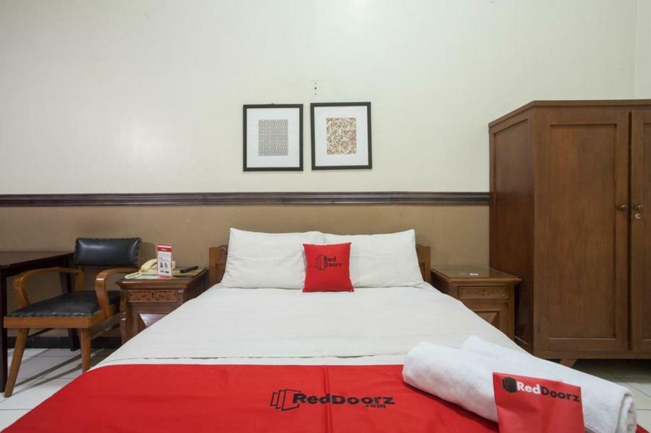 Hotel Reddoorz @ Urip Sumoharjo Surabaya Esterno foto