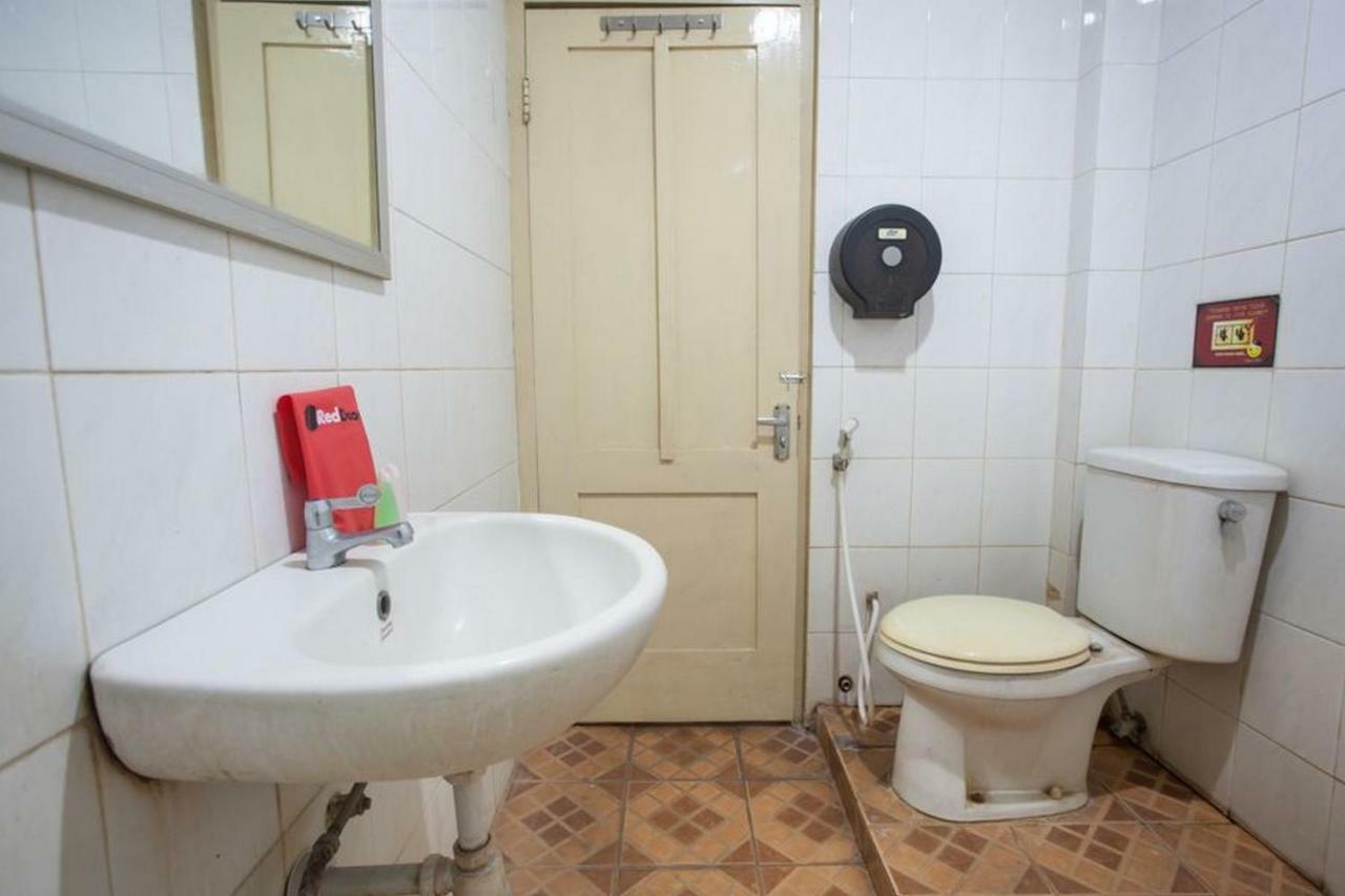 Hotel Reddoorz @ Urip Sumoharjo Surabaya Esterno foto